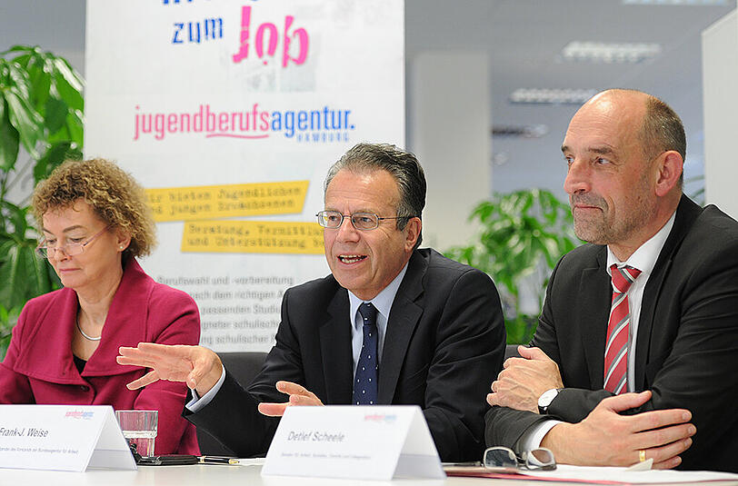 Hamburgs Arbeitssenator Detlef Scheele (SPD) und der Vorstandsvorsitzende der Bundesagentur für Arbeit, Frank-Jürgen Weise, stellen zusammen mit Arbeitsagentur-Regionalchefin Margit Haupt-Koopmann in Hamburg das Konzept der Jugendberufsagentur vor. (Archivbild 2012)