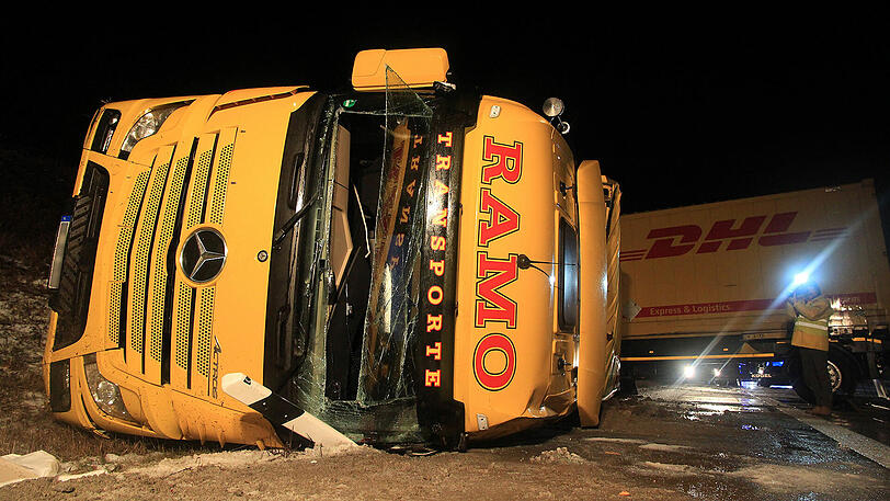 Auf der A71 ereigneten sich zwei Lkw-Unfälle unmittelbar nacheinander, einer davon mit tödlichem Ausgang. Die Bilder von der Unfallstelle.