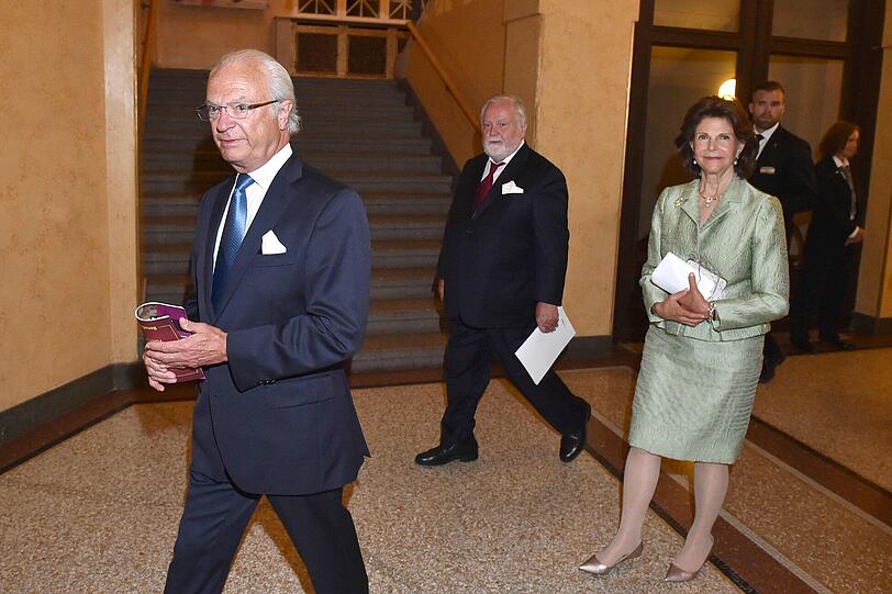 König Carl Gustaf und Königin Silvia bei der Ankunft am Sonntagabend am Prinzregententheater