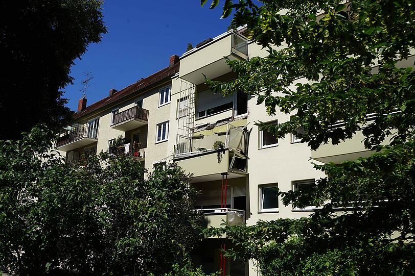Glücklicherweise war niemand auf dem Balkon, als der plötzlich runter krachte.