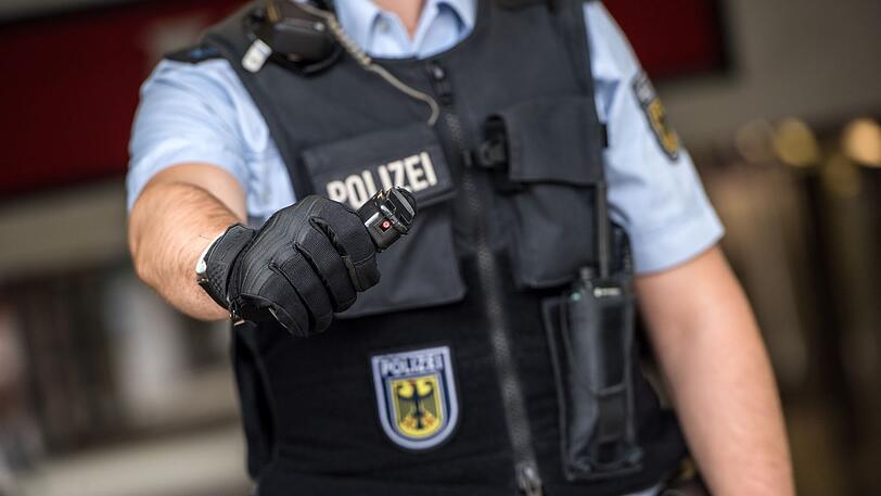 Die Bundespolizei war am Sonntag mehrfach im Einsatz - und musste einmal zum Pfefferspray greifen.