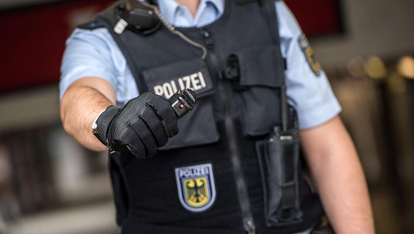 Die Bundespolizei war am Sonntag mehrfach im Einsatz - und musste einmal zum Pfefferspray greifen. Die Bundespolizei war am Sonntag mehrfach im Einsatz - und musste einmal zum Pfefferspray greifen.