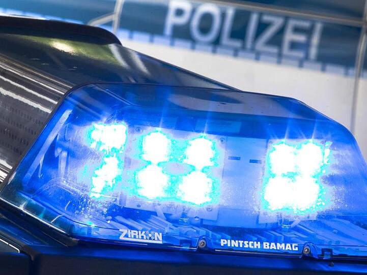 SYMBOLFOTO - Ein Blaulicht leuchtet am auf dem Dach eines Polizeiwagens. Foto: Friso Gentsch/dpa/Archivbild