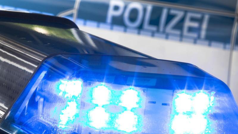 SYMBOLFOTO - Ein Blaulicht leuchtet am auf dem Dach eines Polizeiwagens. Foto: Friso Gentsch/dpa/Archivbild SYMBOLFOTO - Ein Blaulicht leuchtet am auf dem Dach eines Polizeiwagens. Foto: Friso Gentsch/dpa/Archivbild