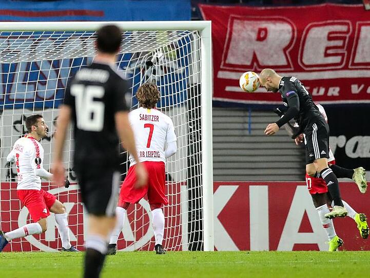 Trondheims Tore Reginiussen (r) köpft zum 1:1 ein.