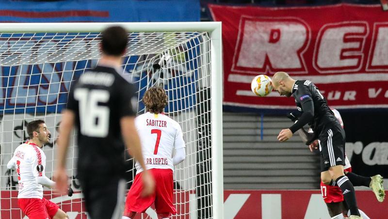 Trondheims Tore Reginiussen (r) köpft zum 1:1 ein. Trondheims Tore Reginiussen (r) köpft zum 1:1 ein.