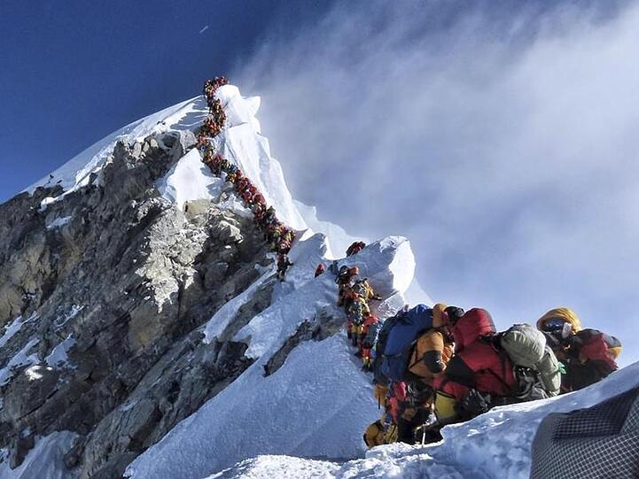 In jeder Saison versuchen Hunderte Bergsteiger, den Gipfel des Mount Everest zu erklimmen.