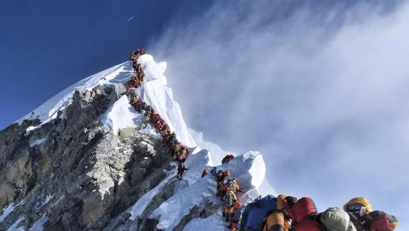 In jeder Saison versuchen Hunderte Bergsteiger, den Gipfel des Mount Everest zu erklimmen. In jeder Saison versuchen Hunderte Bergsteiger, den Gipfel des Mount Everest zu erklimmen.