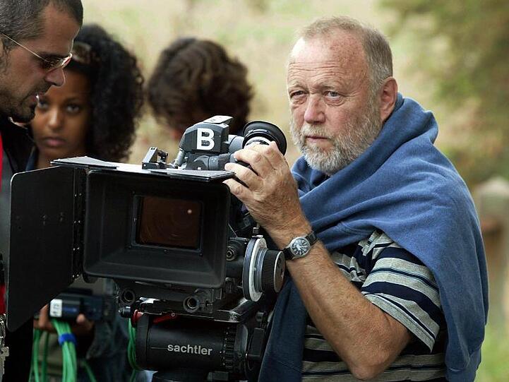 Der deutsche Filmregisseur Joseph Vilsmaier steht hinter einer Kamera. Foto: Gero Breloer/dpa