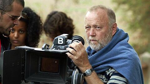 Der deutsche Filmregisseur Joseph Vilsmaier steht hinter einer Kamera. Foto: Gero Breloer/dpa
