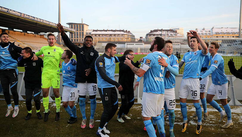 Auch ohne Fans: Die Spieler des TSV 1860 ließen sich die Humba vor der Westkurve nach dem Derby-Sieg nicht entgehen.