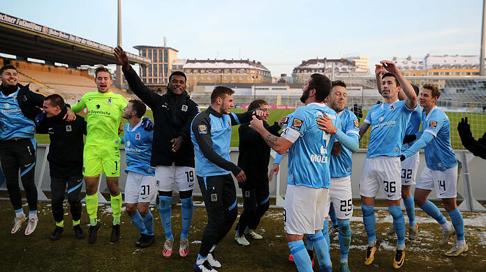 Auch ohne Fans: Die Spieler des TSV 1860 ließen sich die Humba vor der Westkurve nach dem Derby-Sieg nicht entgehen.