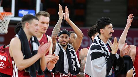 Siegen trotz Rumpfkader: Bayern um Weiler-Babb (Mitte).