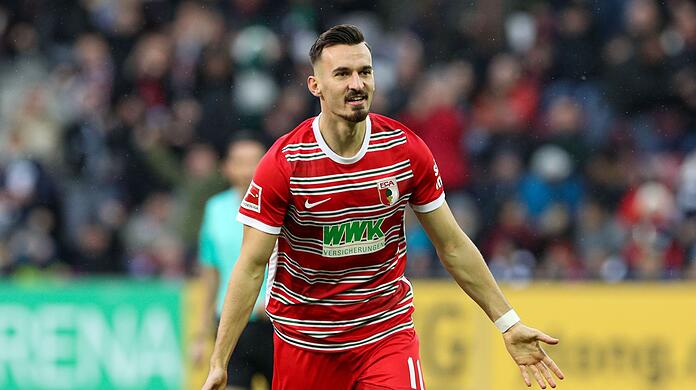 Augsburgs Mergim Berisha jubelt über sein Tor.