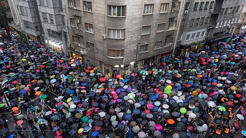 Menschen nehmen an einem von der Opposition angeführten Protest in Belgrad teil.