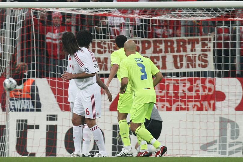 Da konnte Martin Demichelis dem Ball nur noch hinterherschauen. Er hatte ihn selbst irgendwie ins eigene Tor geköpft.
