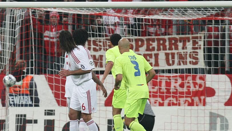 Da konnte Martin Demichelis dem Ball nur noch hinterherschauen. Er hatte ihn selbst irgendwie ins eigene Tor geköpft. Da konnte Martin Demichelis dem Ball nur noch hinterherschauen. Er hatte ihn selbst irgendwie ins eigene Tor geköpft.