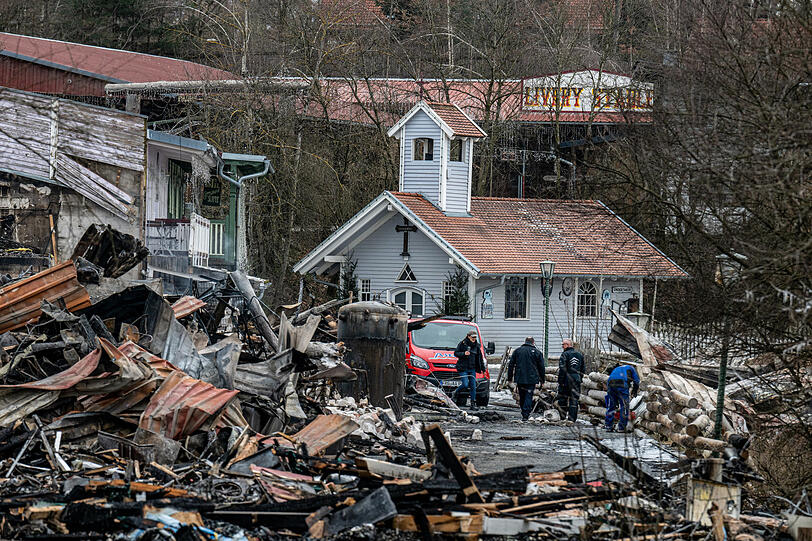 Am Tag nach dem Feuer liegen überall Trümmer.