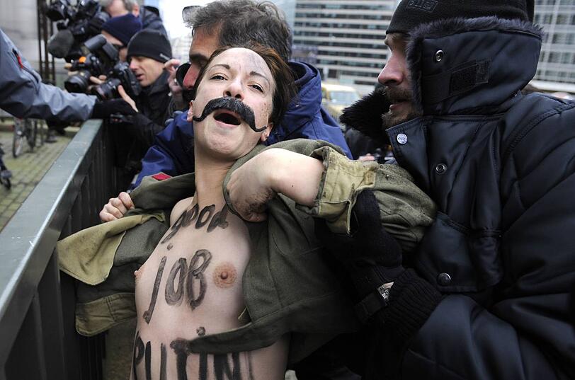 Während des Femen-Protests war der Eingangsbereich des Ratsgebäudes kurzzeitig gesperrt.