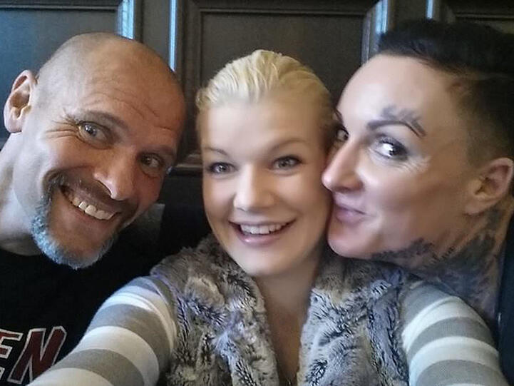 Gemeinsam mit Thorsten Legat und ihrer Trainerin postete Melanie Müller (Mitte) ein Foto vor ihrem großen Kampf