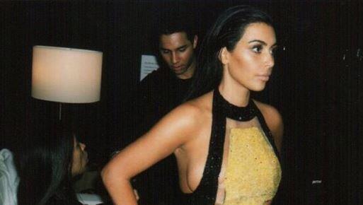 Kim Kardashian quetscht sich für eine Balmain-Kampagne in viel zu kleine Kleider Kim Kardashian quetscht sich für eine Balmain-Kampagne in viel zu kleine Kleider