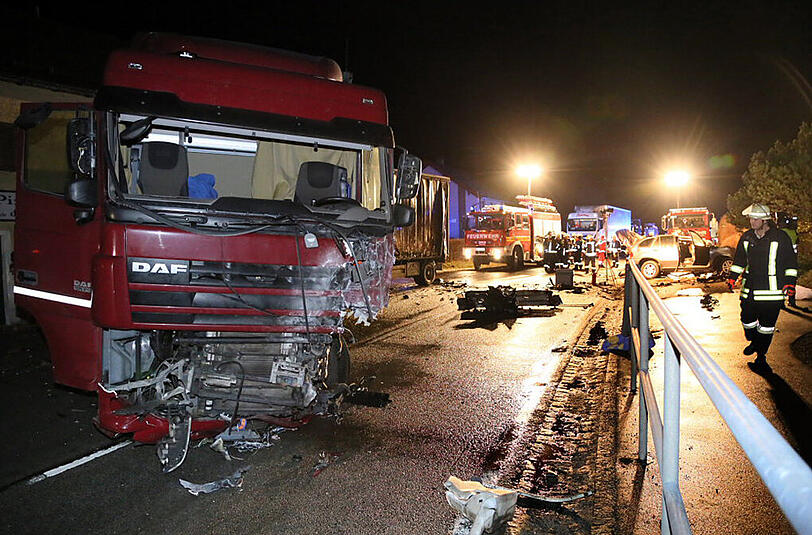Der BMW wurde bei dem Zusammenprall mit dem Lkw regelrecht zerfetzt.