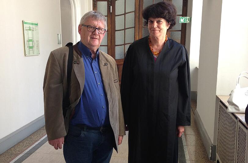 Max Karpf mit seiner Anwältin Margit Warneke im Justizpalast.