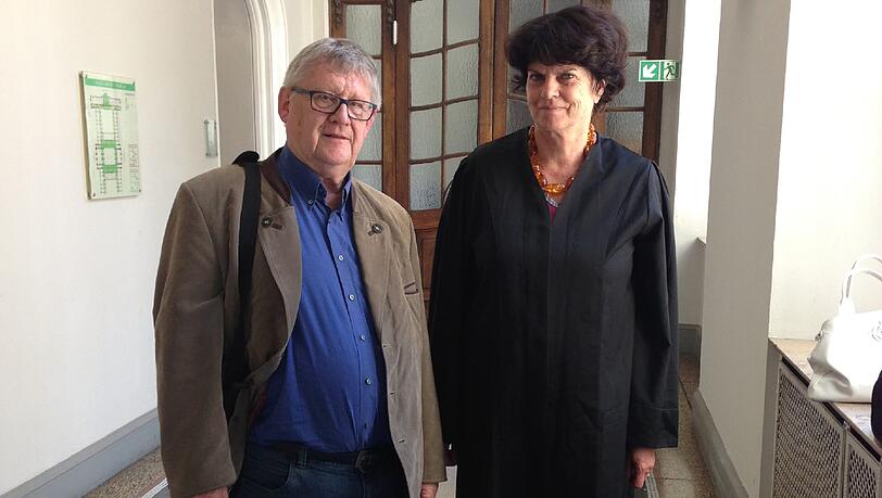 Max Karpf mit seiner Anwältin Margit Warneke im Justizpalast. Max Karpf mit seiner Anwältin Margit Warneke im Justizpalast.