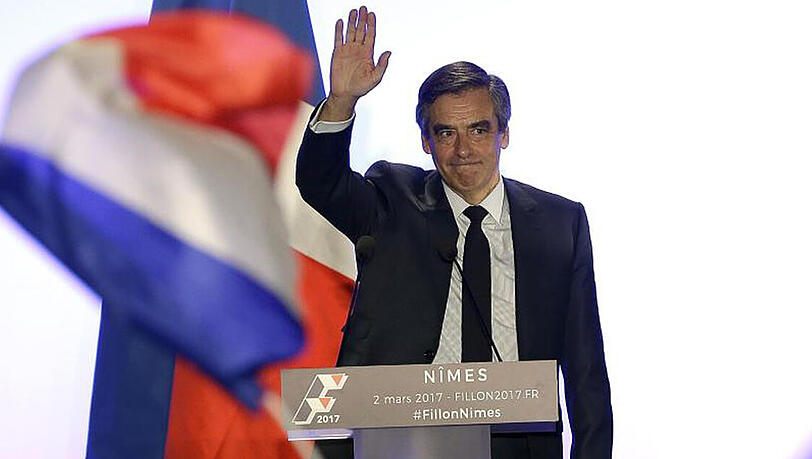 Der französische Präsidentschaftskandidat François Fillon steht wegen des Verdachts einer Scheinbeschäftigung seiner Frau auf Parlamentskosten unter Druck. Der französische Präsidentschaftskandidat François Fillon steht wegen des Verdachts einer Scheinbeschäftigung seiner Frau auf Parlamentskosten unter Druck.