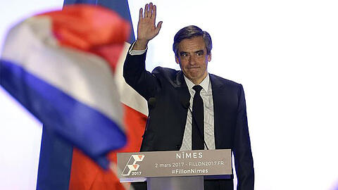 Der französische Präsidentschaftskandidat François Fillon steht wegen des Verdachts einer Scheinbeschäftigung seiner Frau auf Parlamentskosten unter Druck.