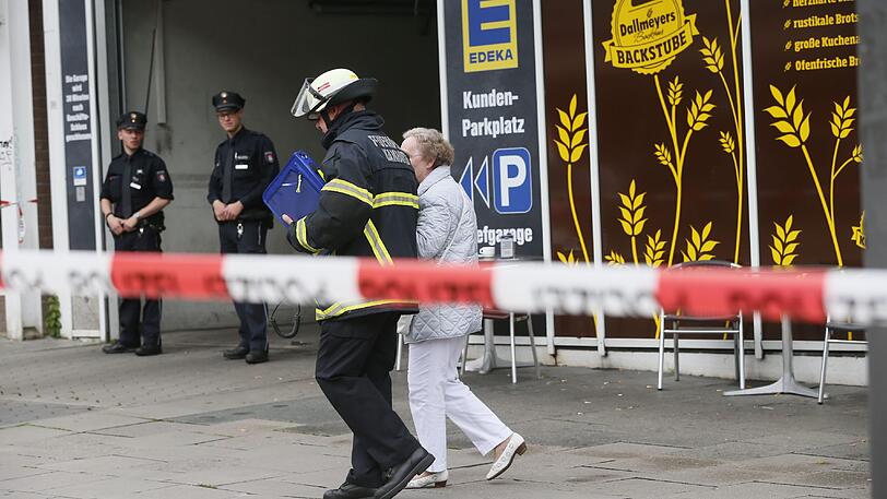 Die Polizei an dem Supermarkt in Hamburg. Ein Mann hatte dort mehrere Menschen angegriffen.