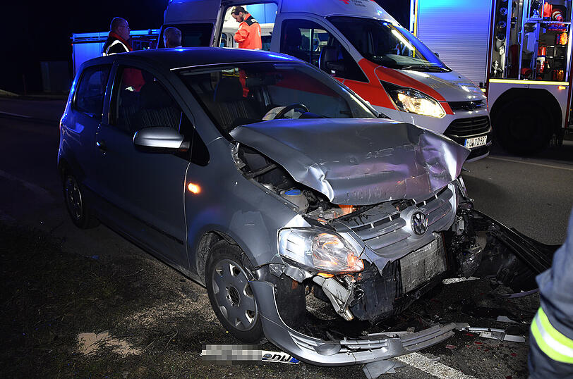 Bei dem Unfall entstand ein Sachschaden in fünfstelliger Höhe, vier Menschen wurden verletzt.