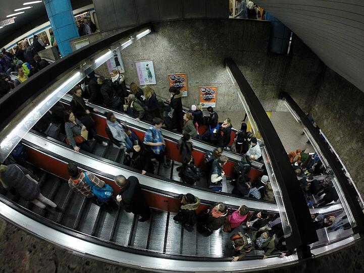 Die Rolltreppen tragen immer neue Pendler auf den Bahnsteig.