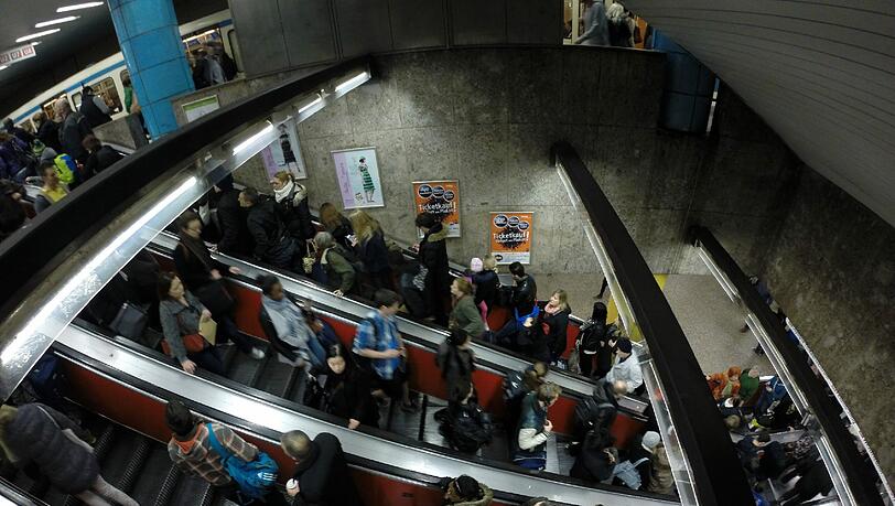Die Rolltreppen tragen immer neue Pendler auf den Bahnsteig. Die Rolltreppen tragen immer neue Pendler auf den Bahnsteig.
