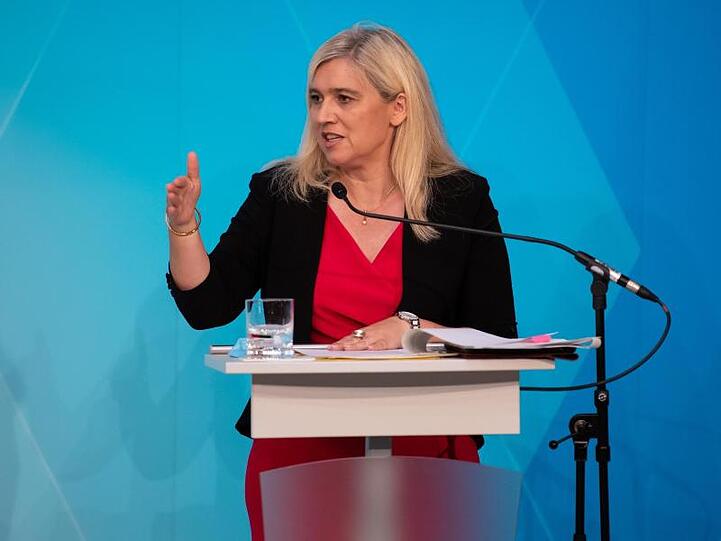 Melanie Huml (CSU), Gesundheitsministerin von Bayern, spricht auf einer Pressekonferenz. Foto: Sven Hoppe/dpa