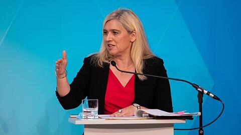 Melanie Huml (CSU), Gesundheitsministerin von Bayern, spricht auf einer Pressekonferenz. Foto: Sven Hoppe/dpa