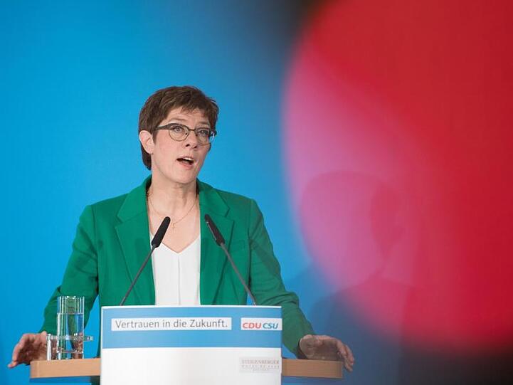 CDU-Chefin Kramp-Karrenbauer schließt eine Zusammenarbeit mit der AfD nach den Landtagswahlen in Brandenburg und Sachsen weiter aus.