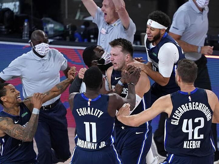 Luka Doncic (M) von den Dallas Mavericks feiert mit seinen Teamkollegen.