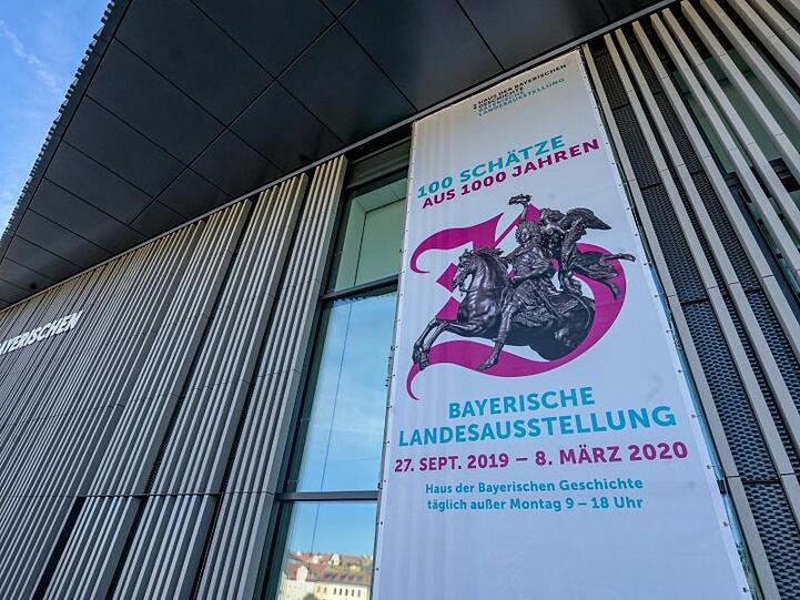 "100 Schätze aus 1000 Jahren - Bayerischen Landesausstellung" steht am Haus der Bayerischen Geschichte. Foto: Armin Weigel/Archivbild