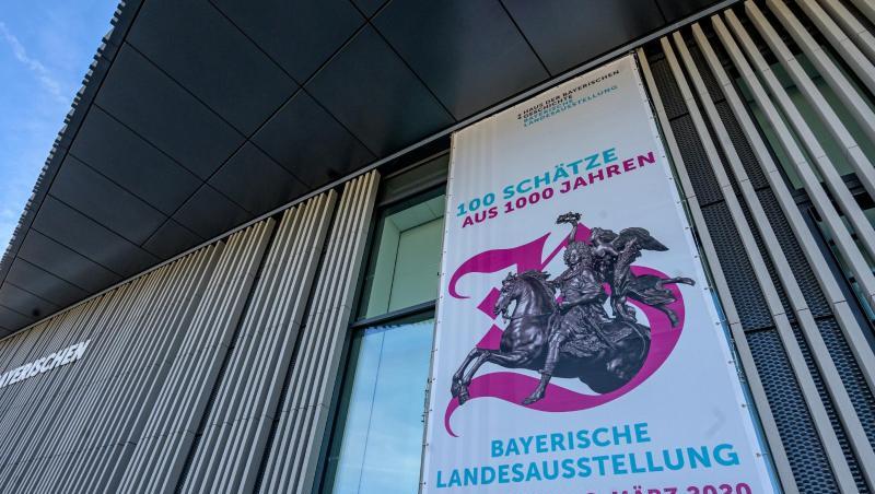 "100 Schätze aus 1000 Jahren - Bayerischen Landesausstellung" steht am Haus der Bayerischen Geschichte. Foto: Armin Weigel/Archivbild "100 Schätze aus 1000 Jahren - Bayerischen Landesausstellung" steht am Haus der Bayerischen Geschichte. Foto: Armin Weigel/Archivbild