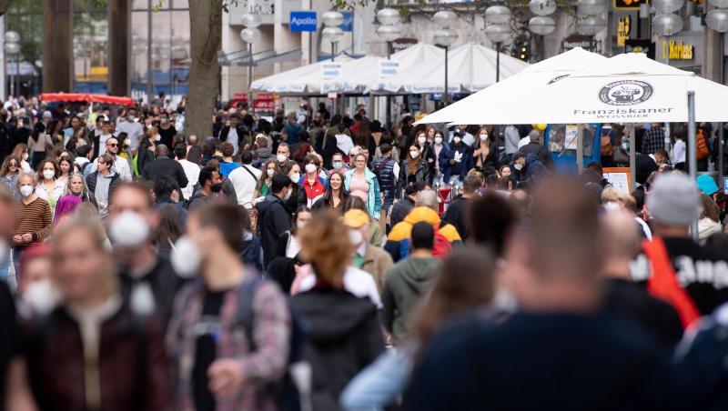 Zahlreiche Menschen spazieren durch die Münchner Fußgängerzone in der Innenstadt. (Archivbild).