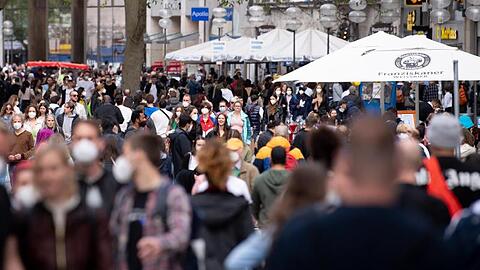 Zahlreiche Menschen spazieren durch die Münchner Fußgängerzone in der Innenstadt. (Archivbild).