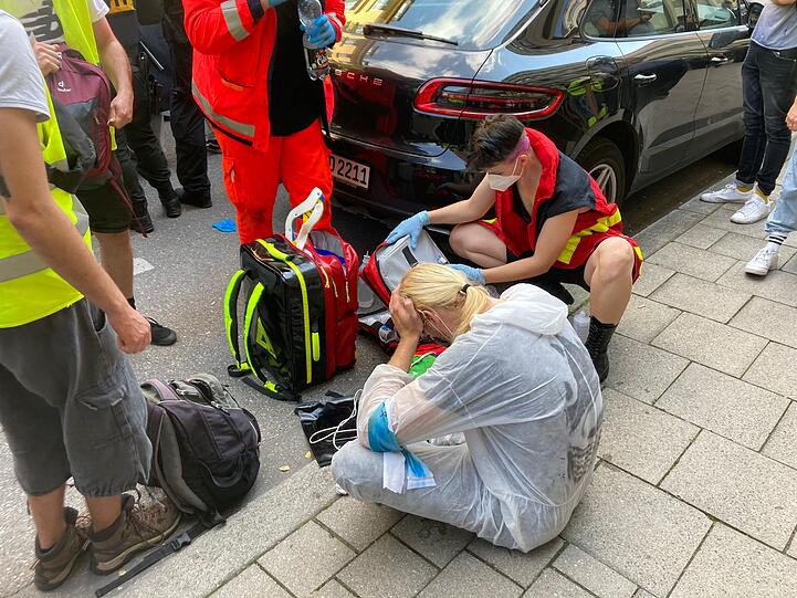 Eine Aktivistin in der Karlstraße muss medizinisch versorgt werden.