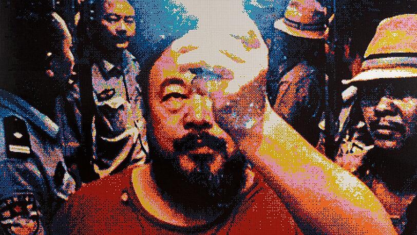 Das fast vier Meter breite Werk "Illumination" von 2019 zeigt Ai Weiwei bei der Verhaftung vier Jahre zuvor. Die Arbeit setzt sich aus Lego-Bausteinen zusammen, wie mittlerweile vieles in Ai Weiweis Werk.