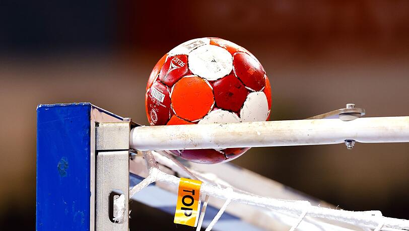 Ein Handball liegt auf einem Tor.