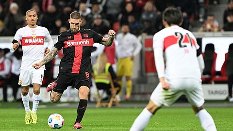 Der Leverkusener Robert Andrich (M) erzielte mit einem Schlenzer aus rund 20 Metern das zwischenzeitliche 1:1.