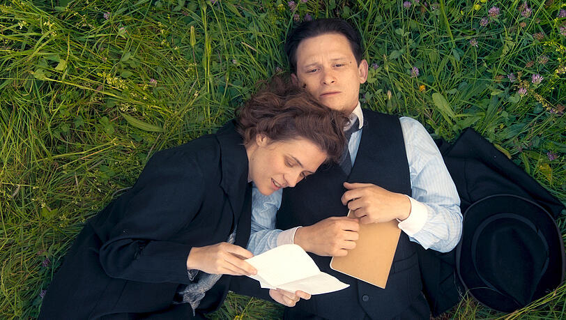 Eine schwierige Liebe: Milena Jesenska (Liv Lisa Fries) und Franz Kafka (Joel Basman). Eine schwierige Liebe: Milena Jesenska (Liv Lisa Fries) und Franz Kafka (Joel Basman).