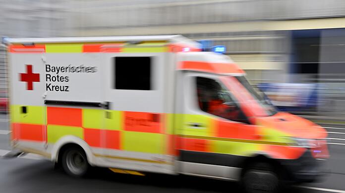 Sanitäter bringen den schwer verletzten Traktorfahrer in ein Krankenhaus. (Symbolbild)