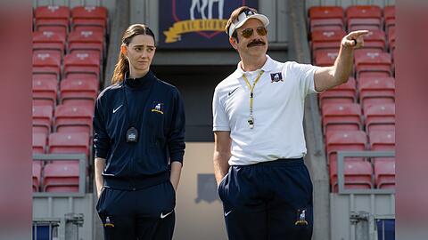 Tanya Reynolds st&ouml;&szlig;t neu zum Cast von "Ted Lasso", hier neben Hauptdarsteller Jason Sudeikis.