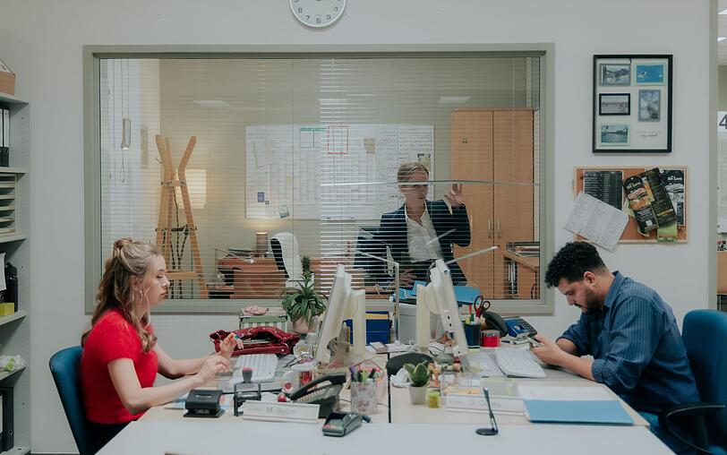 Der B&uuml;roalltag, eingefangen im Mockumentary-Stil: Gerade in den ersten Minuten von "Nine to Five" werden viele Zuschauerinnen und Zuschauer an bekannte Genre-Beitr&auml;ge wie "The Office" oder "Stromberg" denken.
